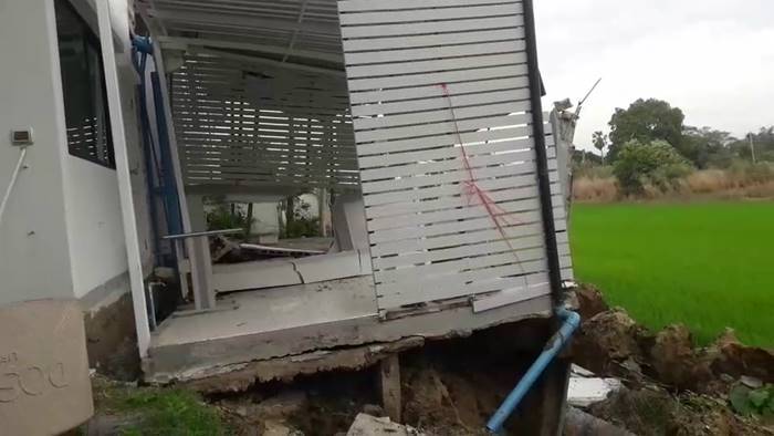  บ้านถล่ม