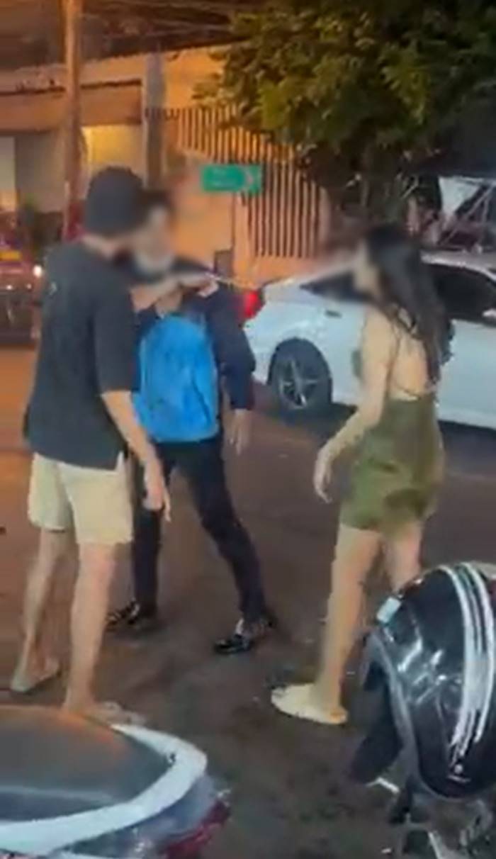 เทน้ำใส่หัวผู้หญิง