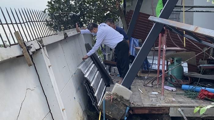 บ้านพัง, บ้านทรุด