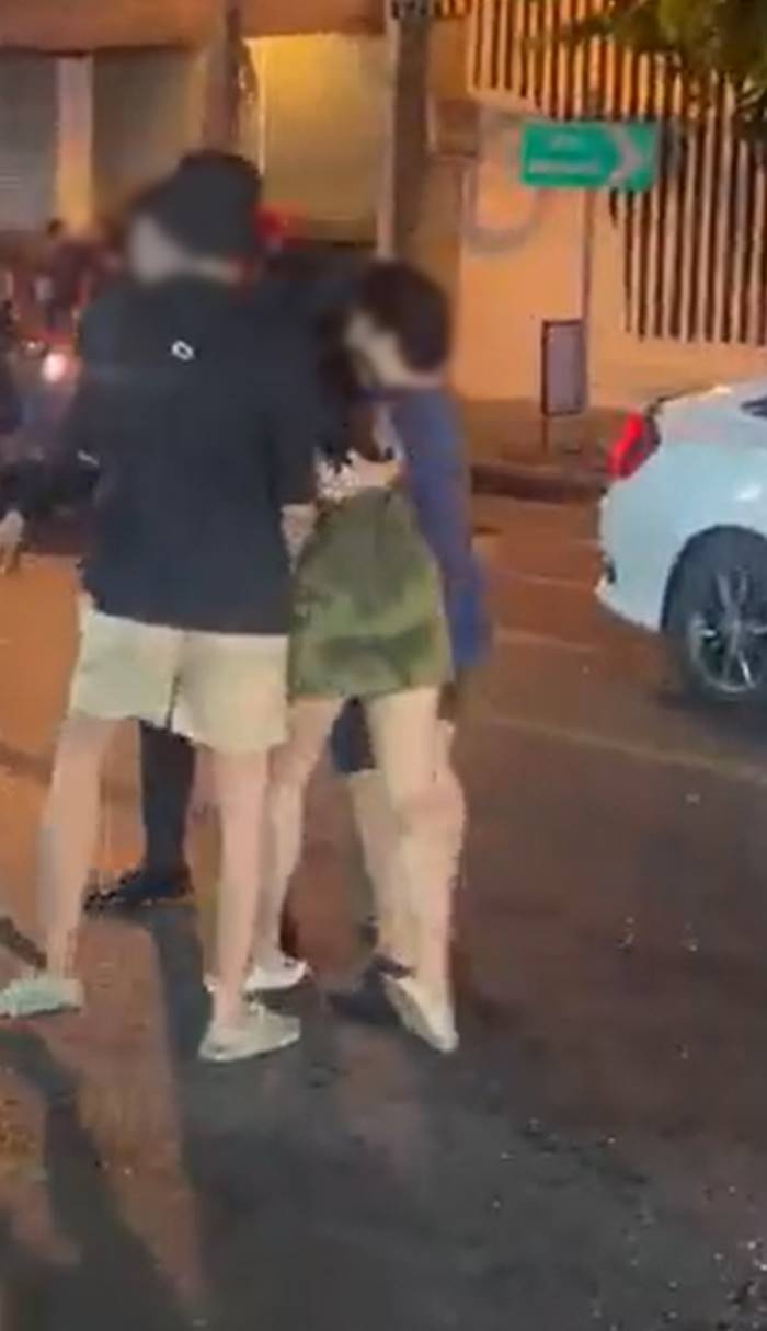 เทน้ำใส่หัวผู้หญิง