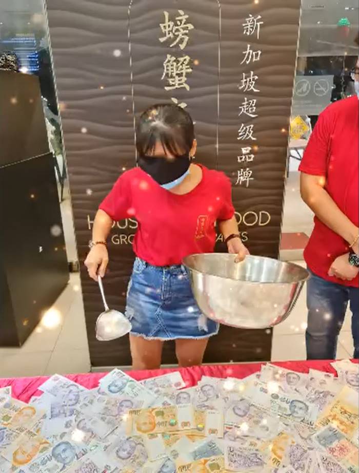 แจกเงินพนักงาน