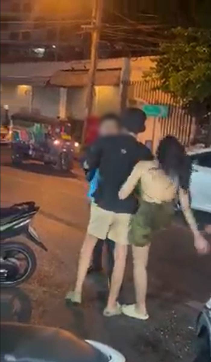 เทน้ำใส่หัวผู้หญิง