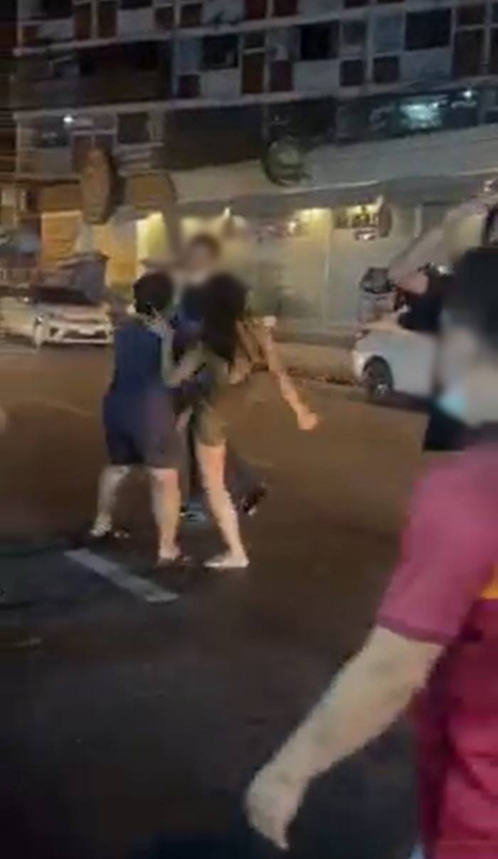 เทน้ำใส่หัวผู้หญิง