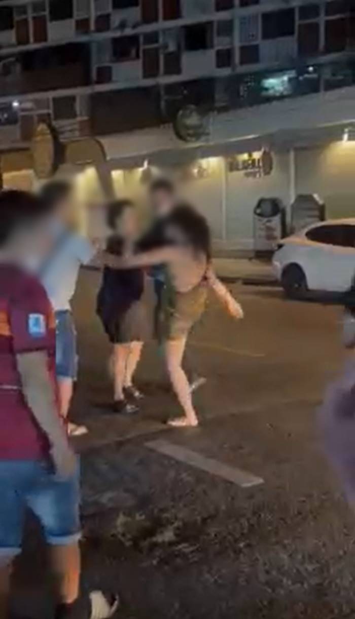 เทน้ำใส่หัวผู้หญิง