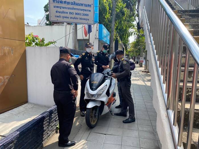  เทศกิจ, ขี่รถบนทางเท้า