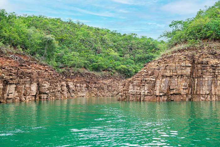  หินถล่มทับเรือ