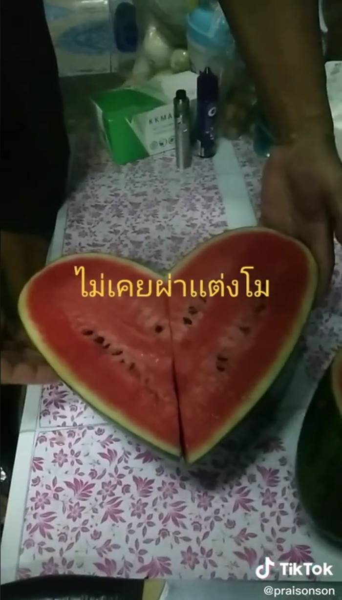 ผ่าแตงโม