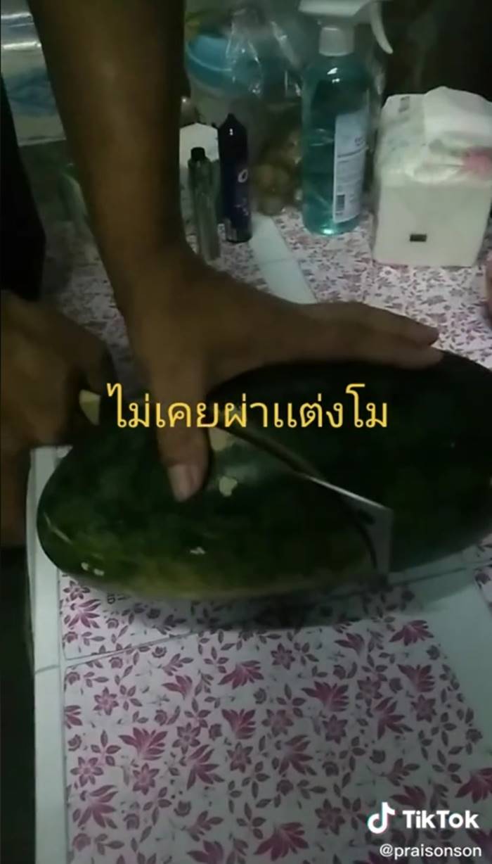 ผ่าแตงโม