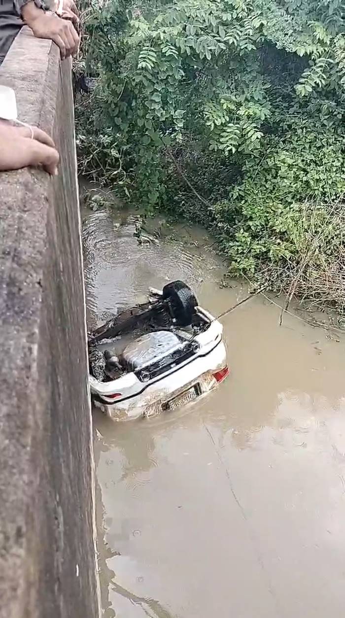 รถตกคลอง