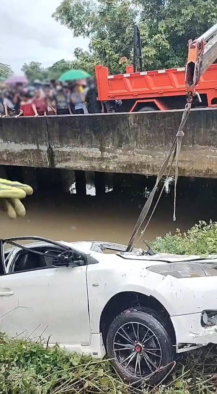 รถตกคลอง