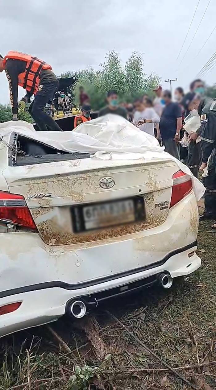 รถตกคลอง