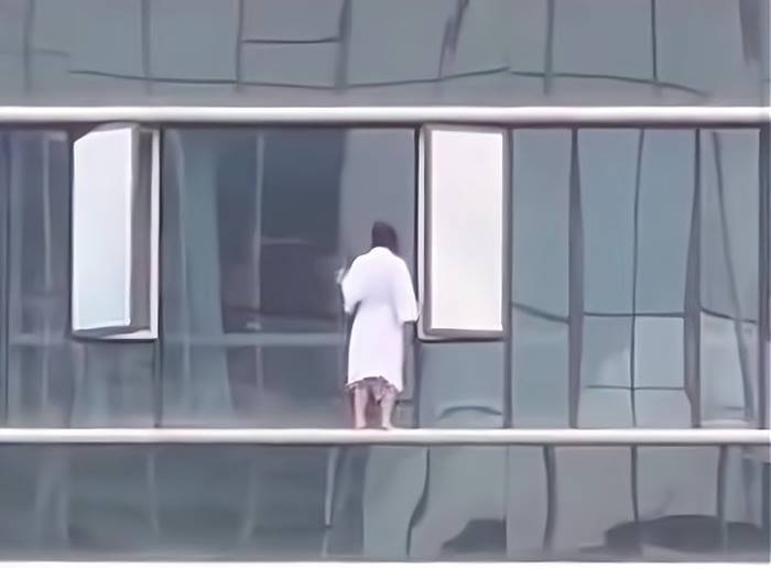 คนปีนตึก