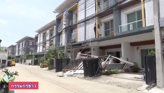 ระเบียงถล่ม