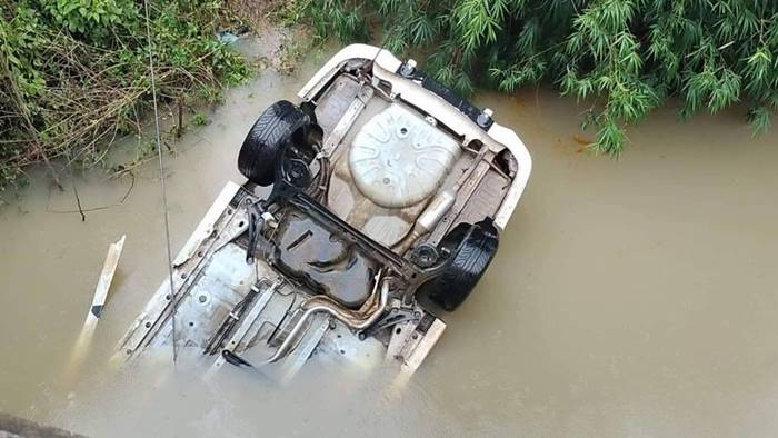 รถตกคลอง