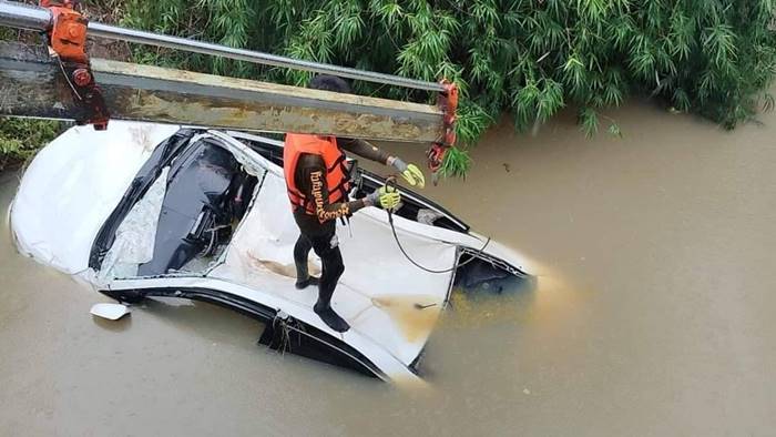 รถตกคลอง