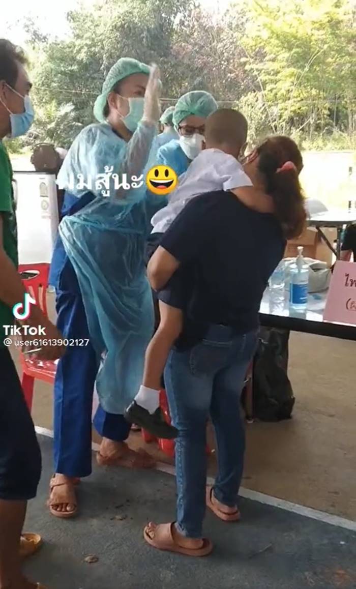 ตบเด็กฉีดวัคซีน