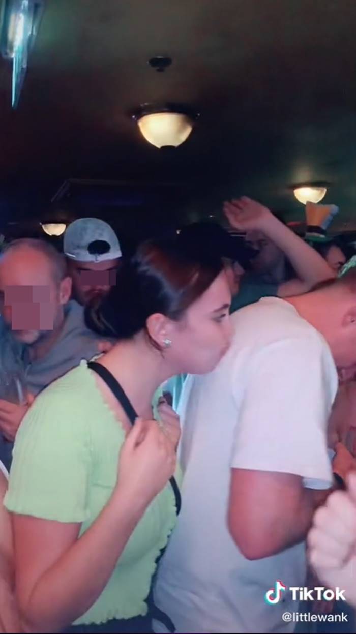 จูบผู้ชาย