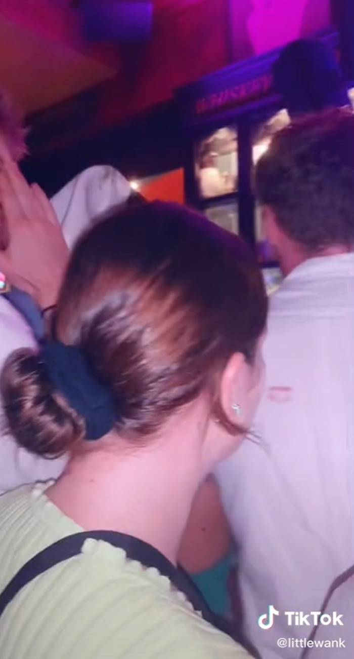 จูบผู้ชาย