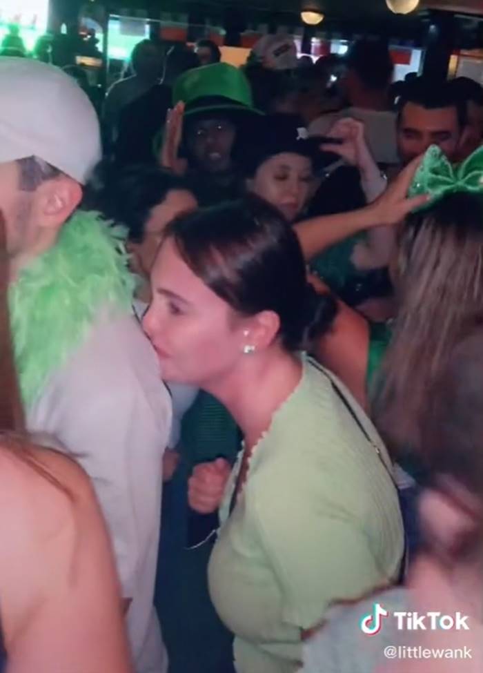 จูบผู้ชาย