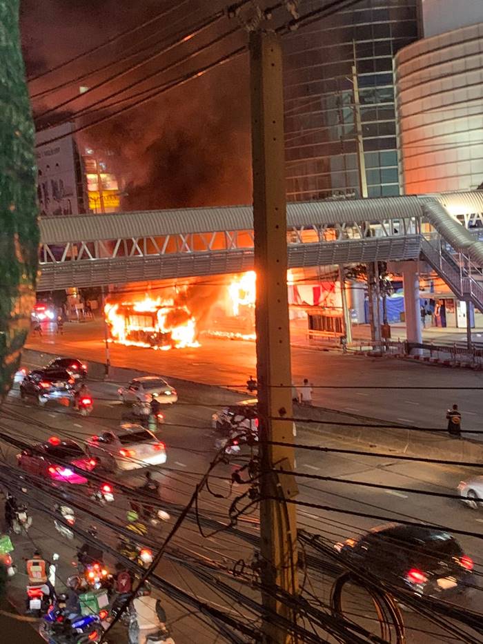 ไฟไหม้รถเมล์