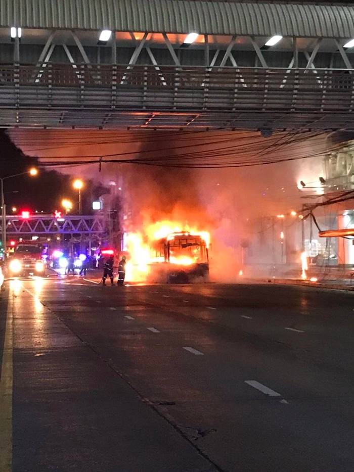 ไฟไหม้รถเมล์