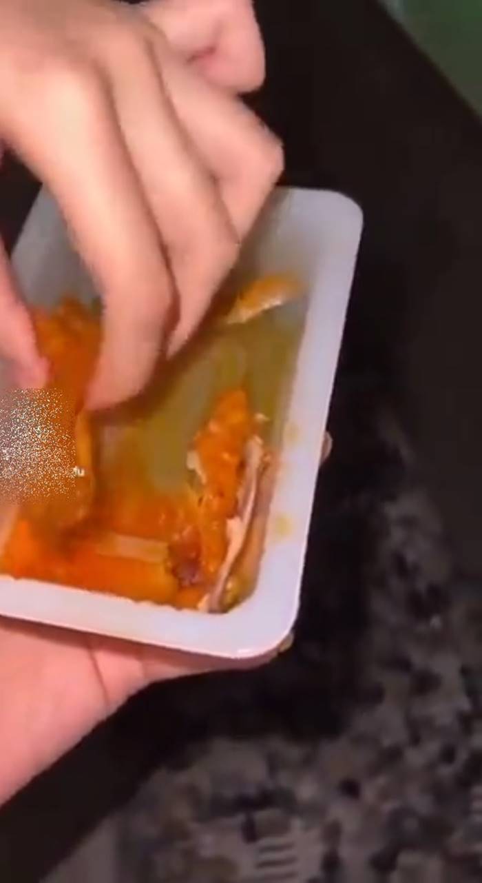 โยนอาหารในน้ำ