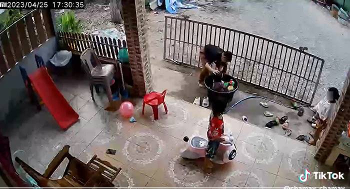 รั้วล้มทับลูก