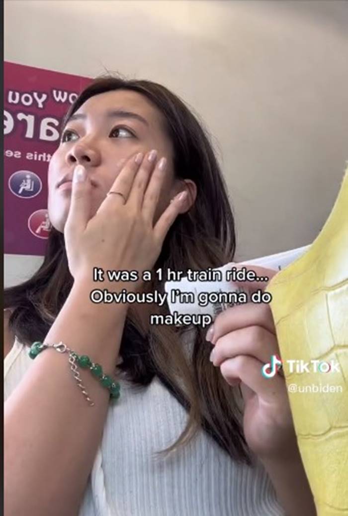  แต่งหน้าบนรถไฟฟ้า