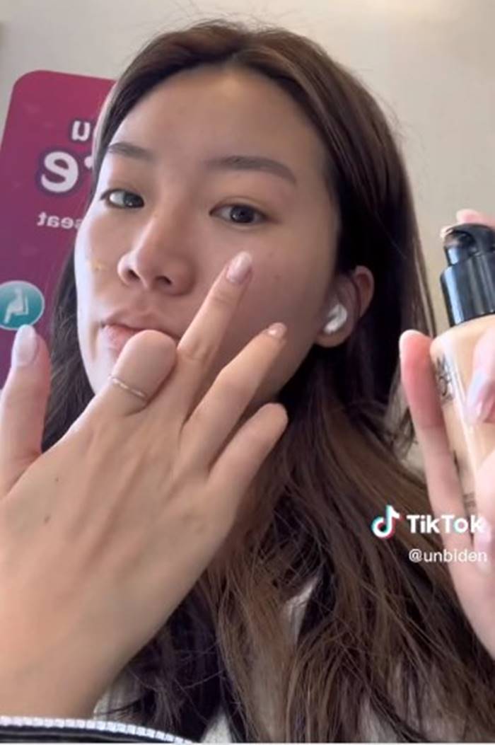  แต่งหน้าบนรถไฟฟ้า