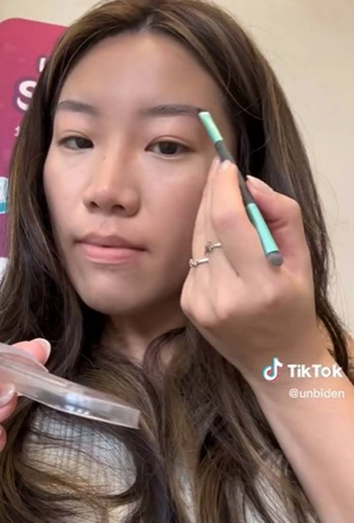  แต่งหน้าบนรถไฟฟ้า