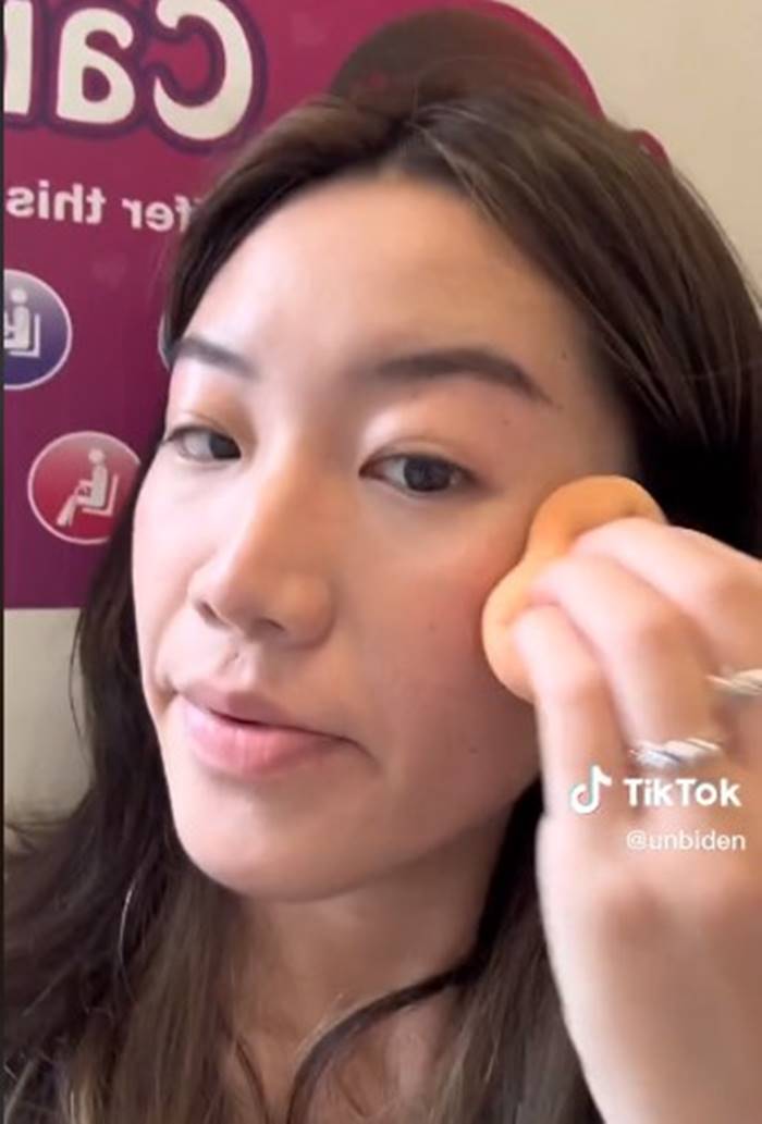  แต่งหน้าบนรถไฟฟ้า