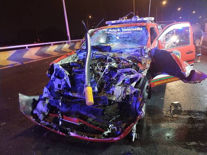 รถชนบนทางด่วน