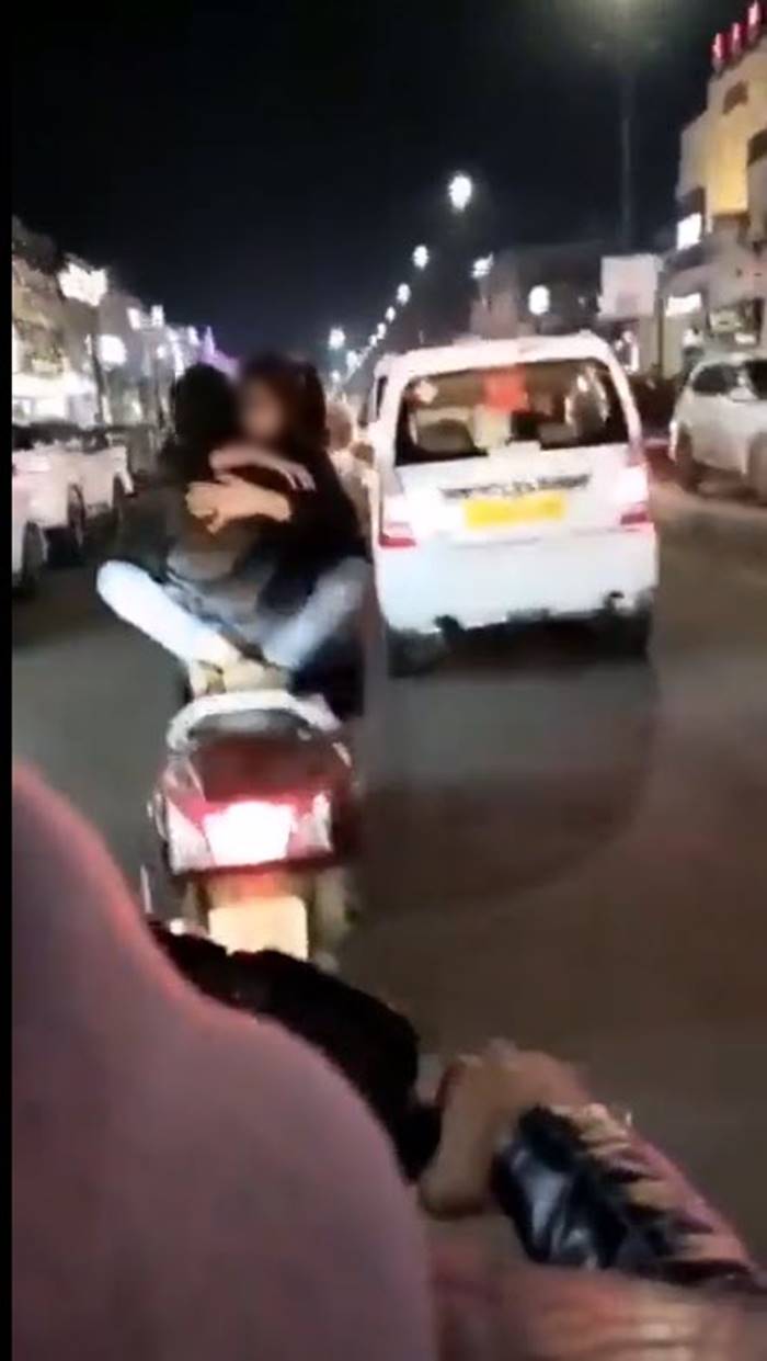 พลอดรักกลางถนน