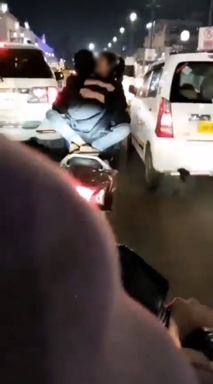 พลอดรักกลางถนน