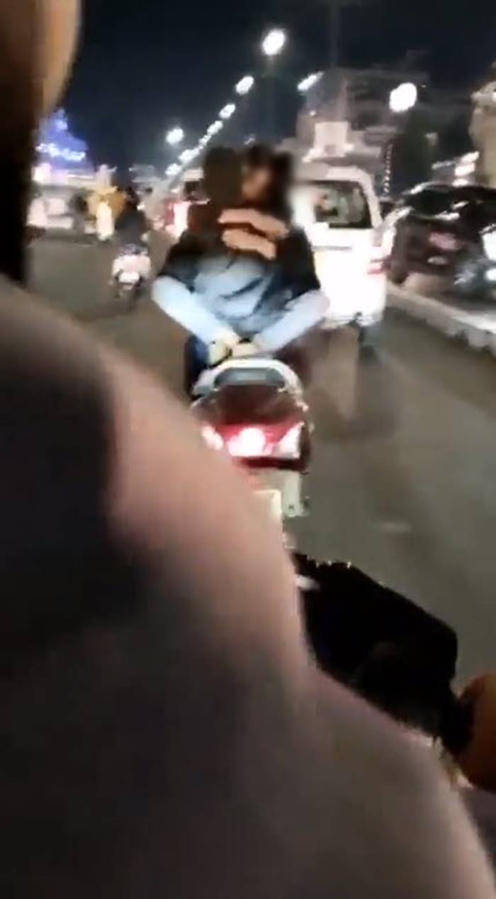 พลอดรักกลางถนน