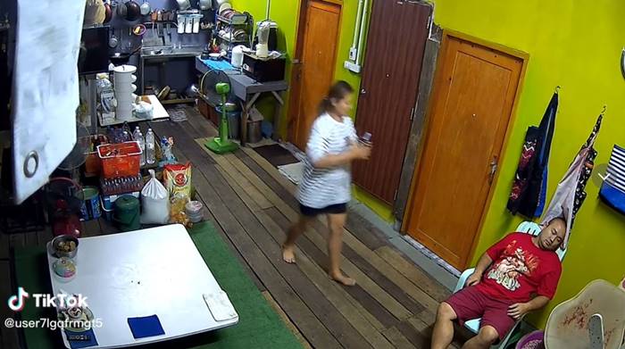 ราดเหล้าใส่หัวผัว