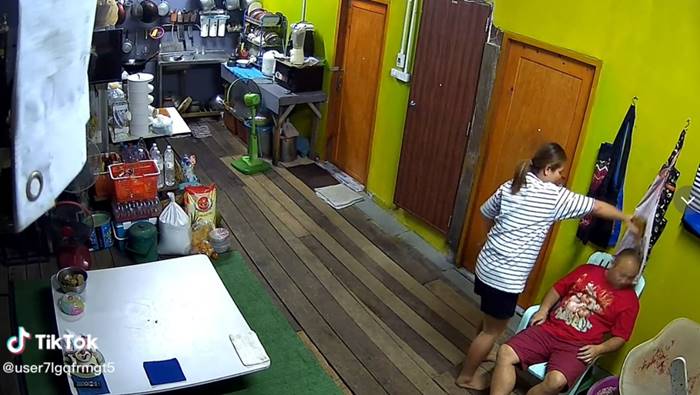 ราดเหล้าใส่หัวผัว