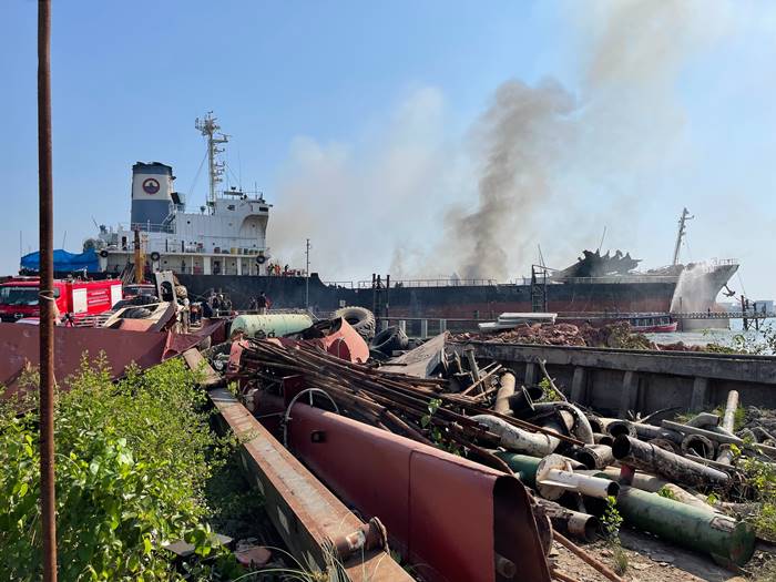 เรือบรรทุกน้ำมันระเบิด