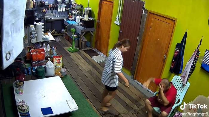 ราดเหล้าใส่หัวผัว