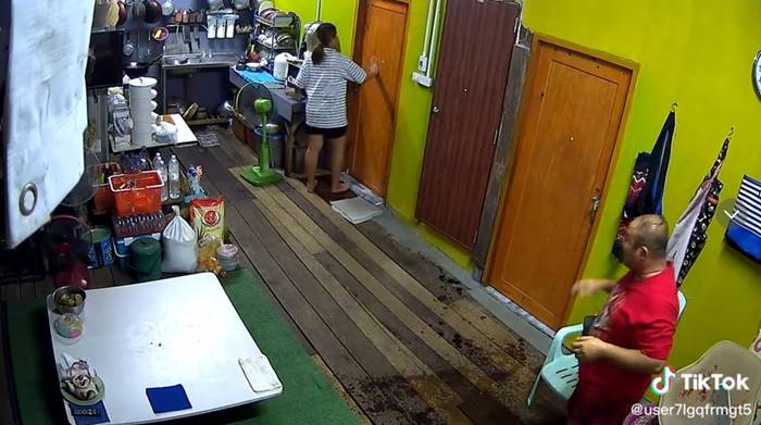 ราดเหล้าใส่หัวผัว