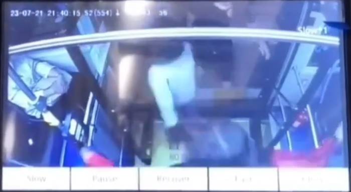 ประตูรถเมล์หนีบ