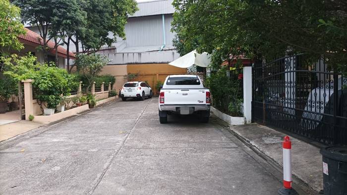 จอดรถขวางหน้าบ้าน