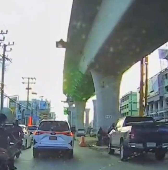 สะพานลาดกระบังถล่ม