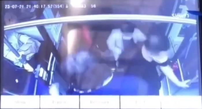 ประตูรถเมล์หนีบ