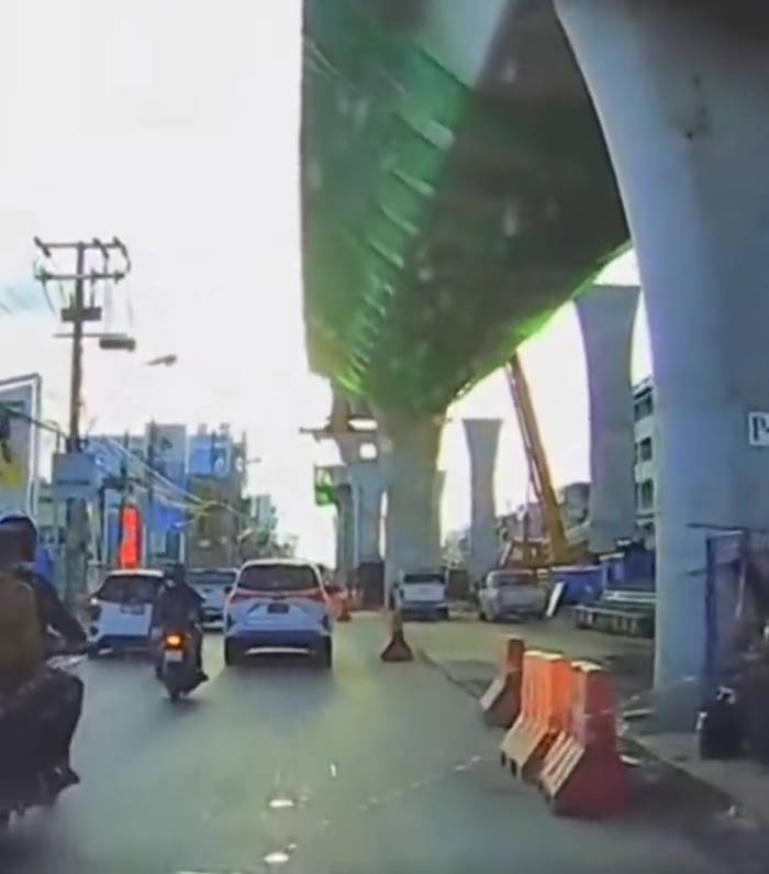 สะพานลาดกระบังถล่ม