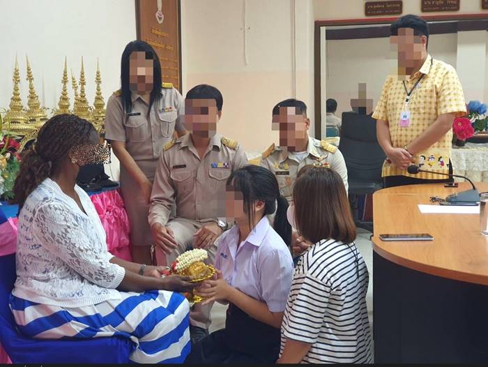 นักเรียนชูนิ้วกลาง