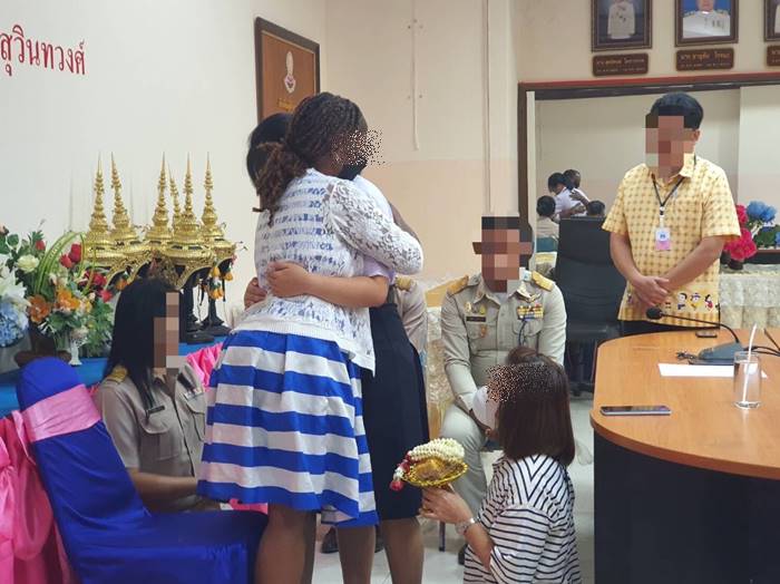 นักเรียนชูนิ้วกลาง