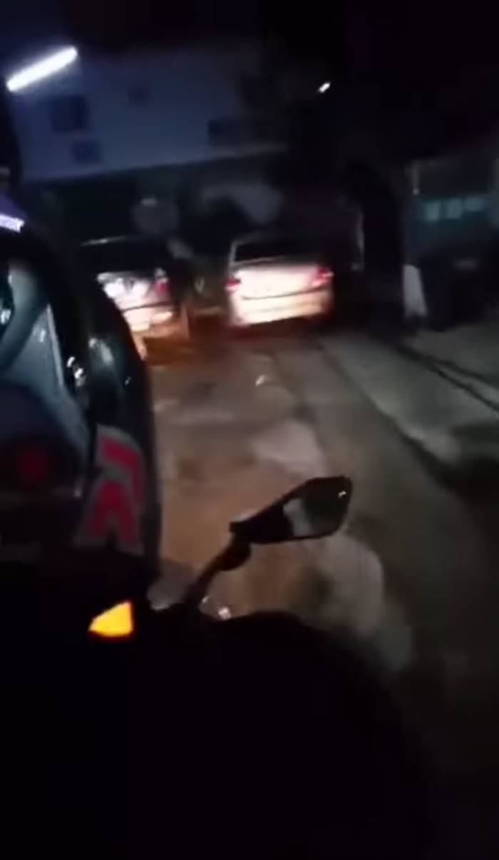 จอดรถขวางหน้าบ้าน