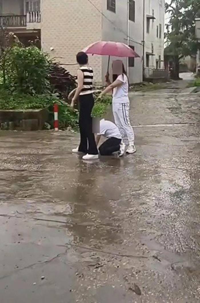 คุกเข่าตากฝน