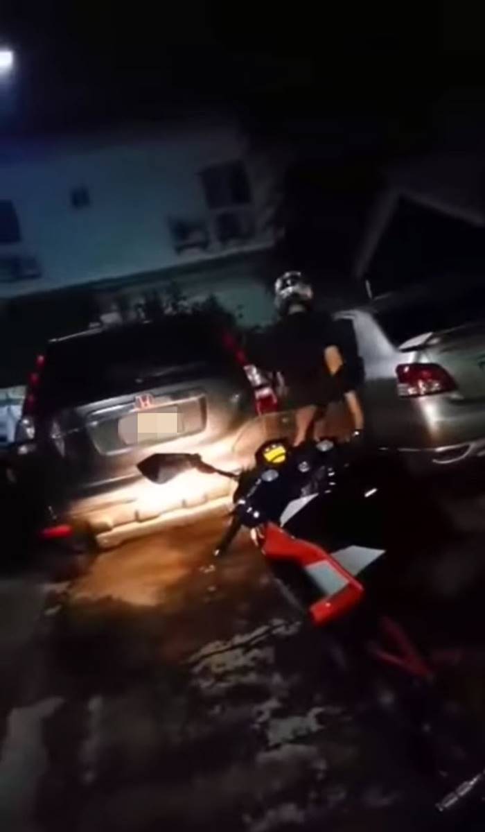 จอดรถขวางหน้าบ้าน